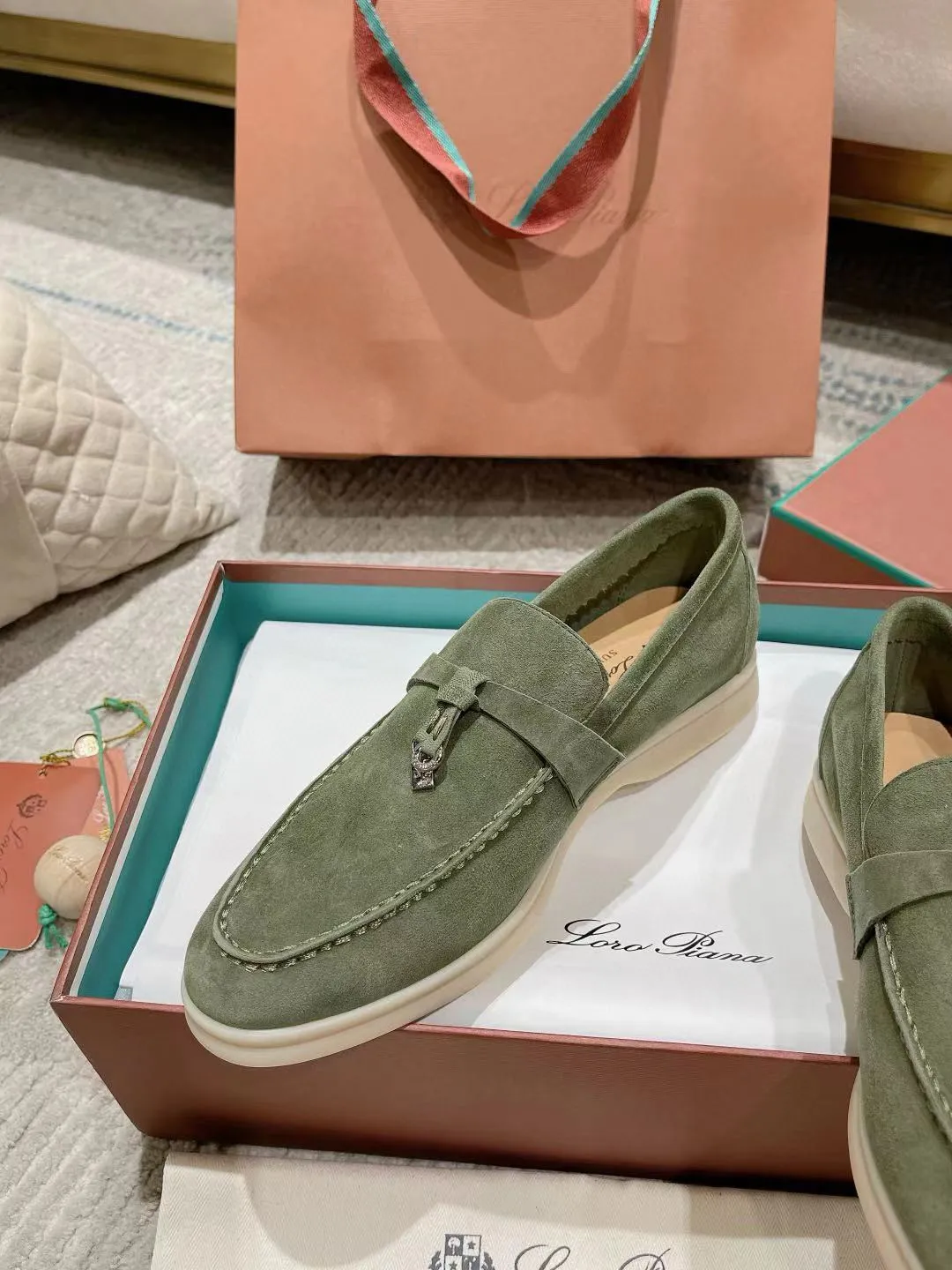 Factory price: 520💰4050 new color. Original purchase, 1⃣️: 1⃣️ folded and developed, Loro Piana professional model to try on feet, quality purchase level, flash sale of common products on the market, welcome to compare, original packaging. Fabric: Imported from Italy🐑High mercerized shearling, Lining: Hand-sewn mark thread in water-dyed cowhide imported from Italy🧵, high-end and elegant. Comfortable on the feet. Size: Women's 35-42 (41, 42) customized, non-returnable, men's 38-45 (46, 47, 48) customized, non-refundable. Fashionable boutiques that you can’t miss, a must-have item